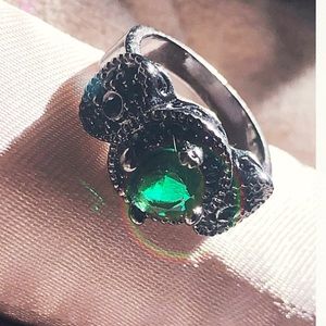 💍SALE! GORGEOUS emerald stone ring
